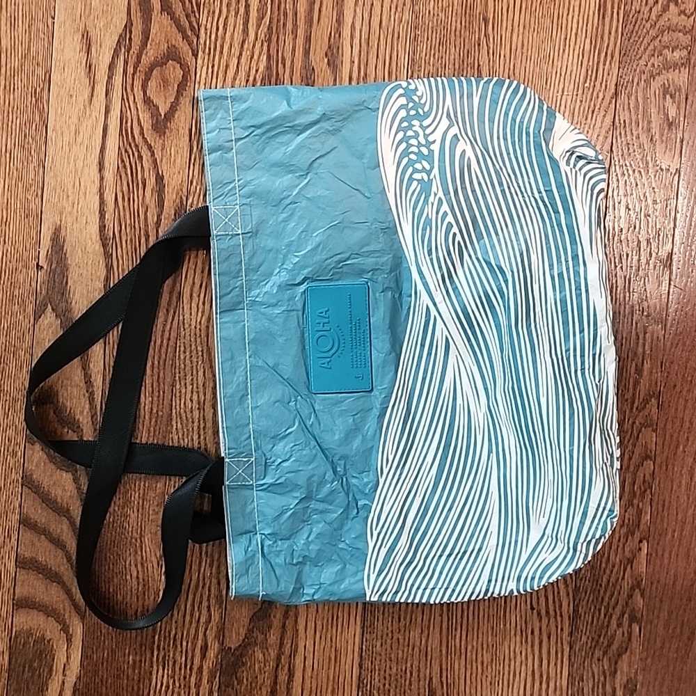 Splash proof reversible tote